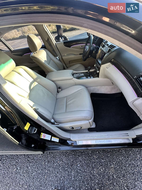 Седан Lexus LS 2010 в Виннице