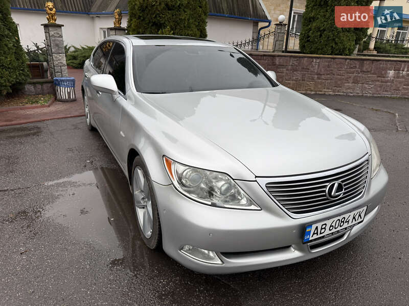 Седан Lexus LS 2007 в Вороновице