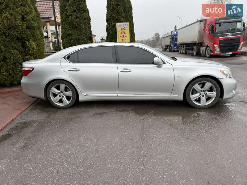 Седан Lexus LS 2007 в Вороновице