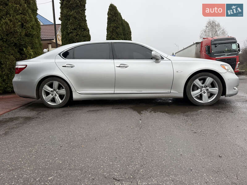 Седан Lexus LS 2007 в Вороновице