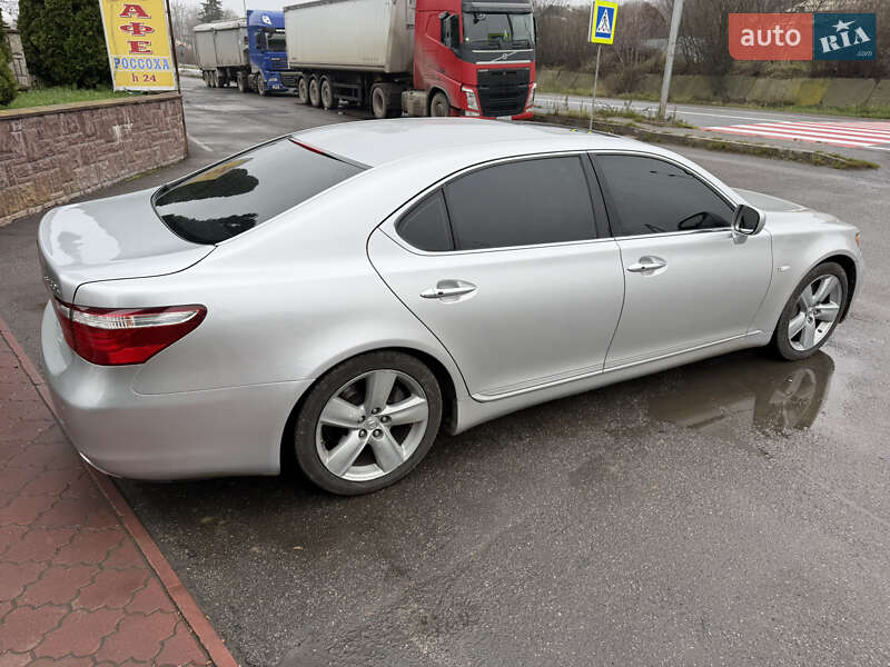 Седан Lexus LS 2007 в Вороновице