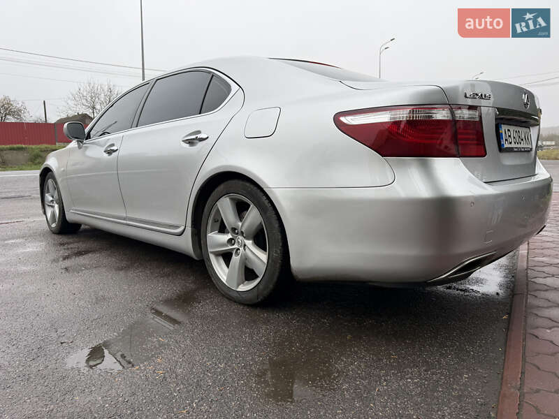 Седан Lexus LS 2007 в Вороновице