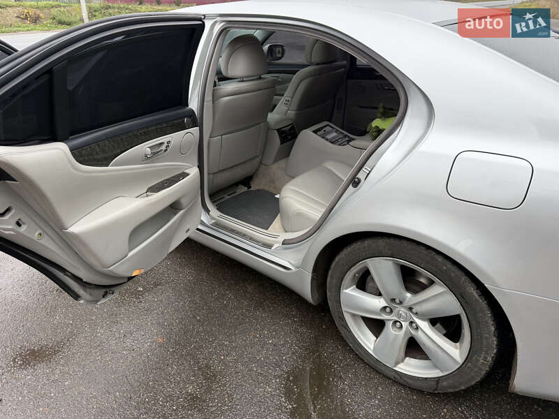 Седан Lexus LS 2007 в Вороновице