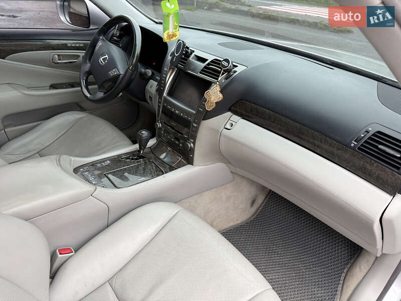 Седан Lexus LS 2007 в Вороновице