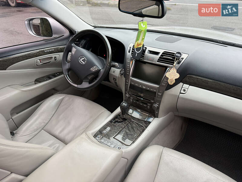 Седан Lexus LS 2007 в Вороновице