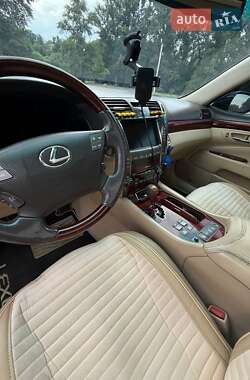 Седан Lexus LS 2007 в Каневі