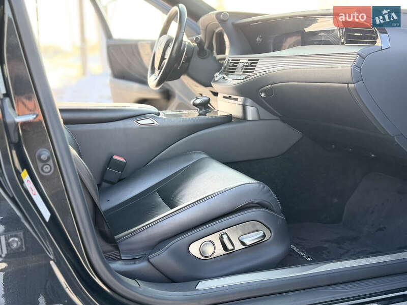 Седан Lexus LS 2018 в Стоянці