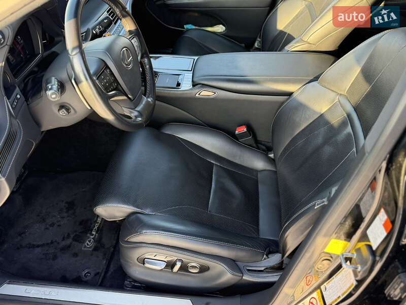 Седан Lexus LS 2018 в Стоянці