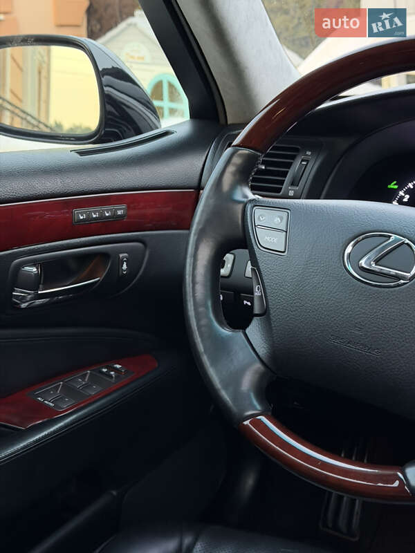 Седан Lexus LS 2007 в Вараше