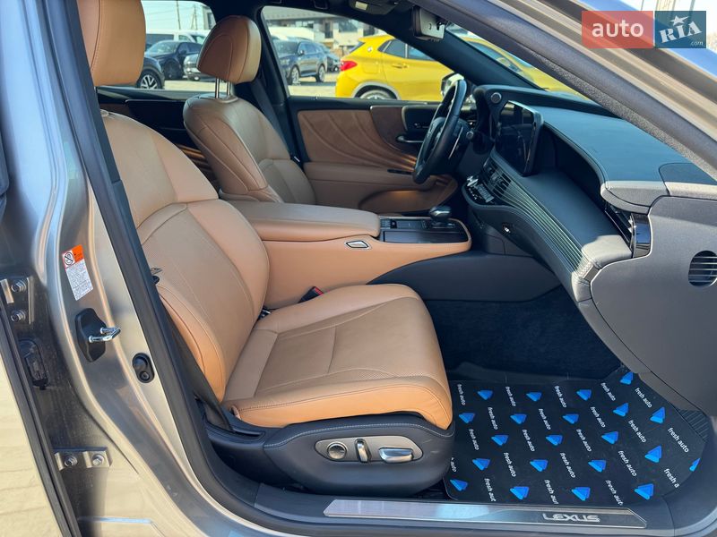 Седан Lexus LS 2022 в Ровно