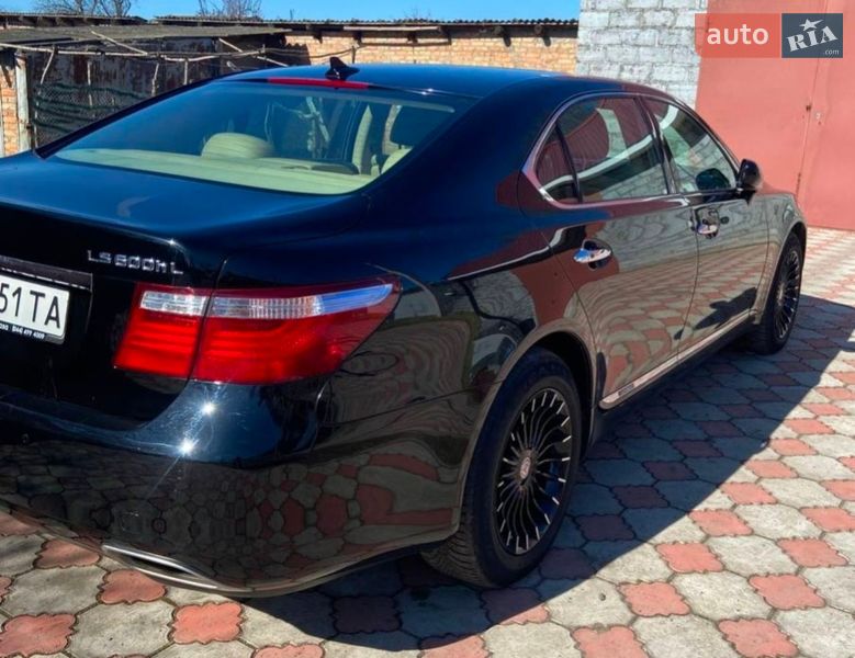 Седан Lexus LS 2008 в Апостоловому