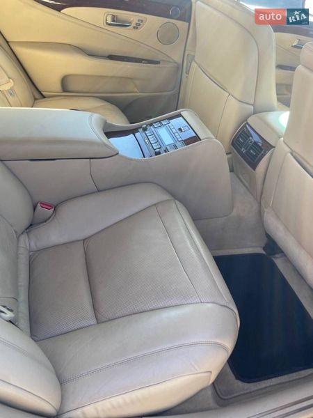 Седан Lexus LS 2008 в Апостоловому