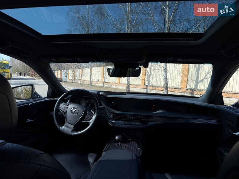 Седан Lexus LS 2018 в Стоянці