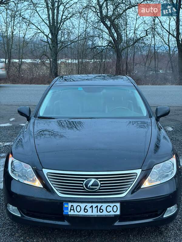 Седан Lexus LS 2008 в Іршаві