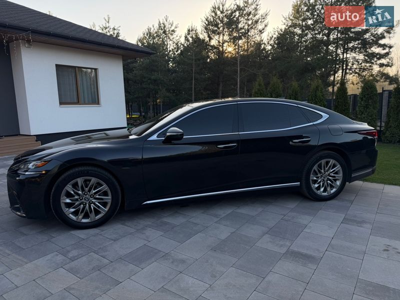 Седан Lexus LS 2018 в Стоянці