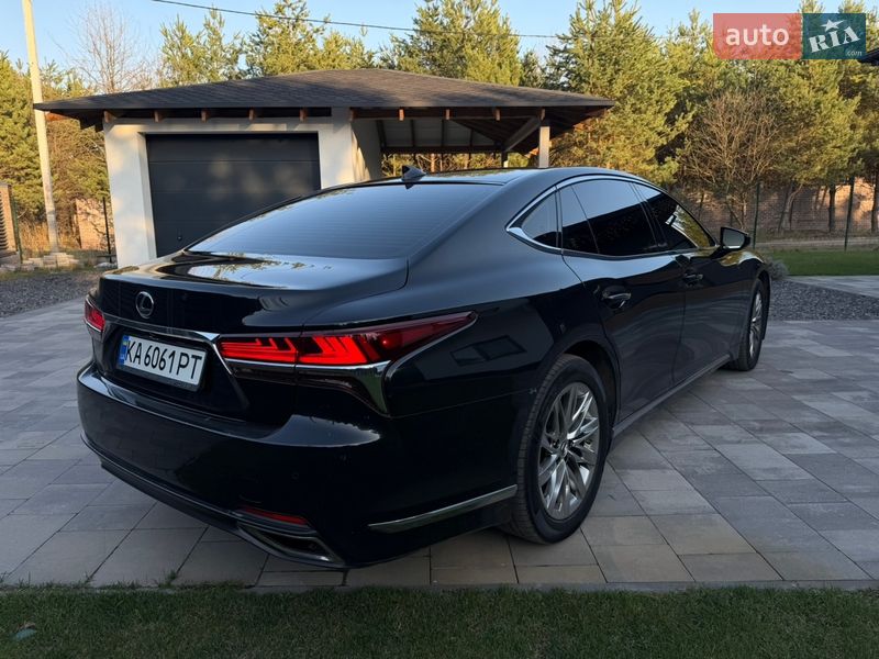 Седан Lexus LS 2018 в Стоянці