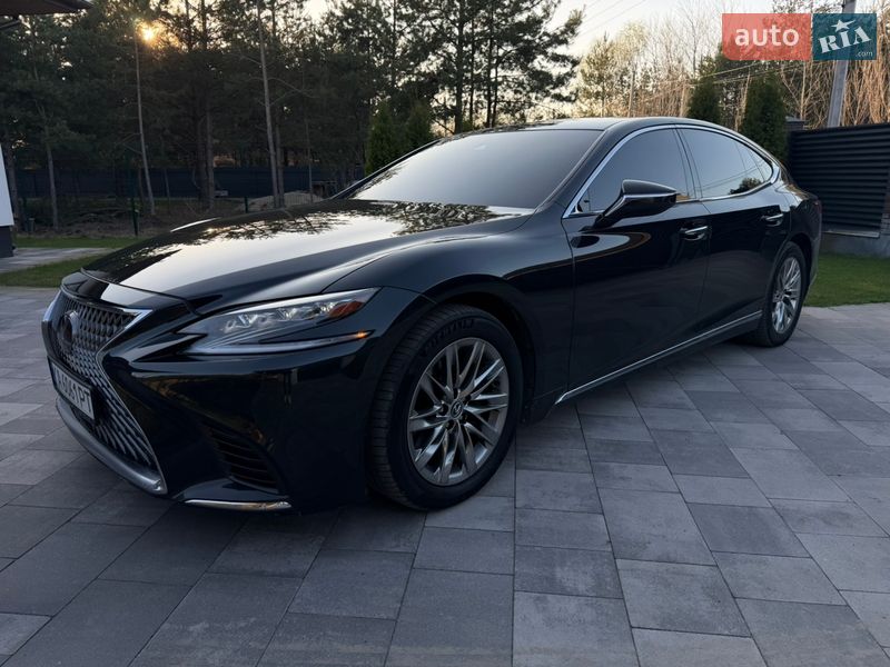 Седан Lexus LS 2018 в Стоянці