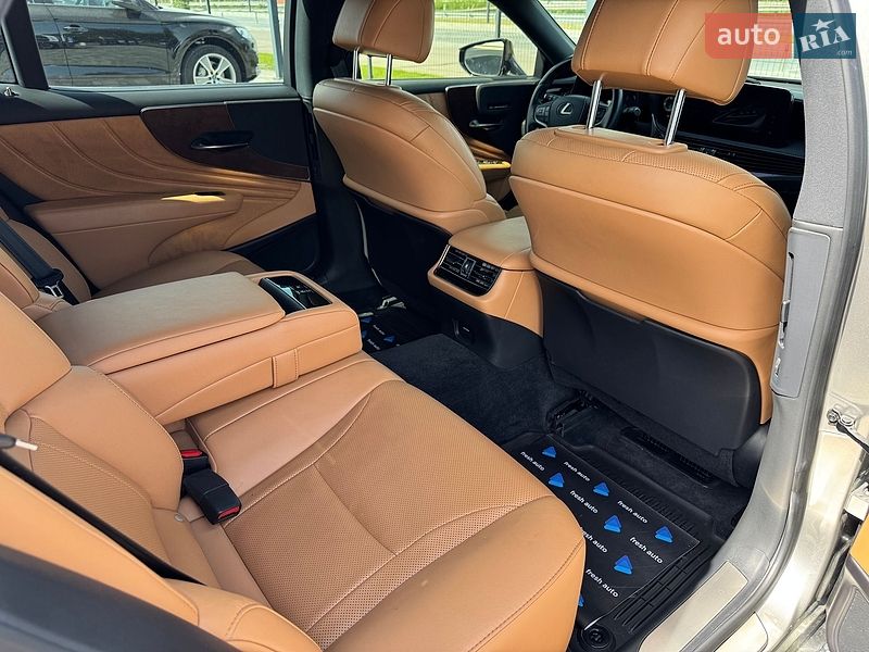 Седан Lexus LS 2022 в Рівному