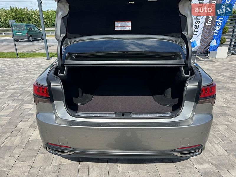 Седан Lexus LS 2022 в Рівному