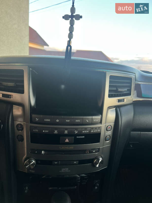 Позашляховик / Кросовер Lexus LX 2013 в Чернівцях