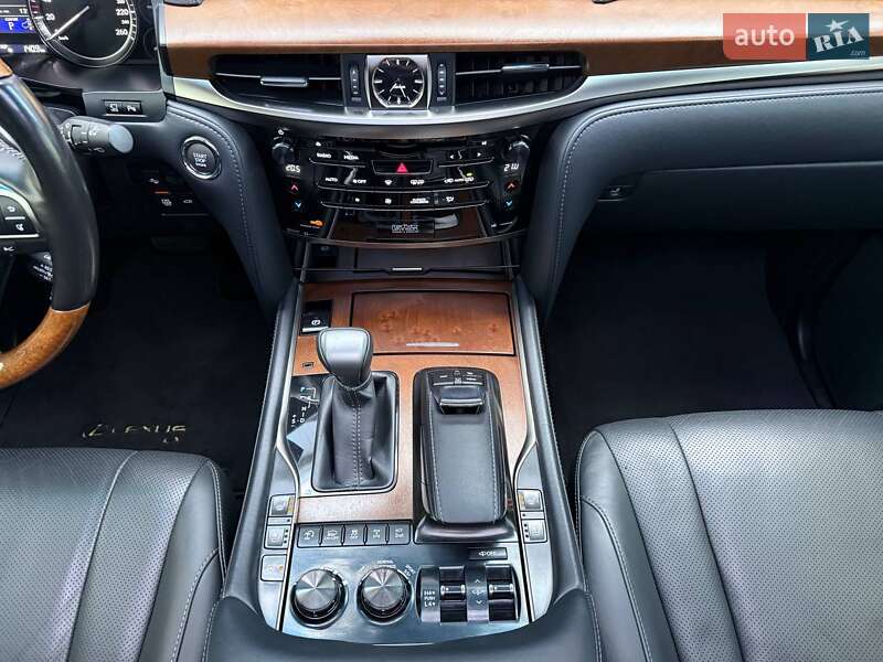 Позашляховик / Кросовер Lexus LX 2016 в Рівному