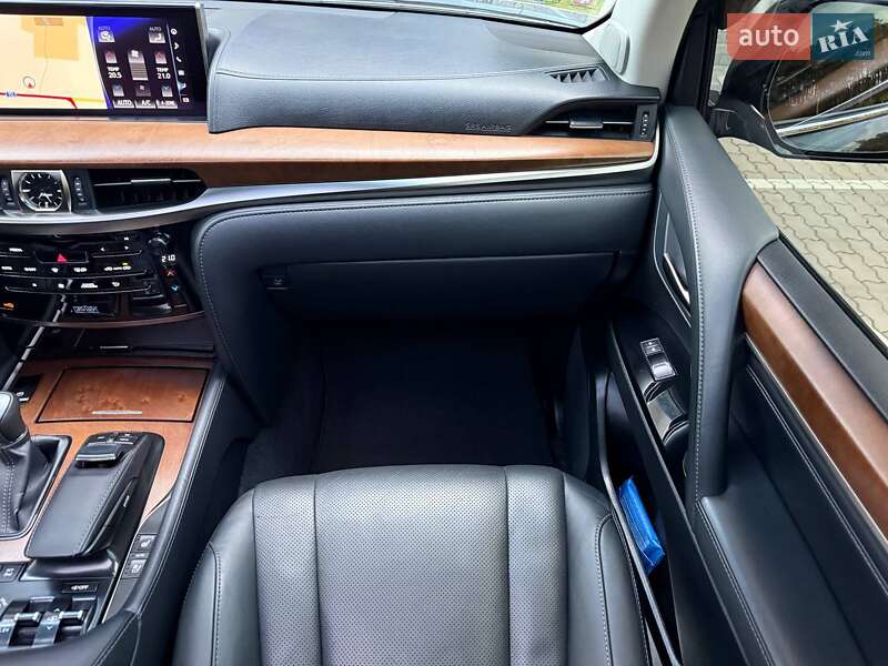 Позашляховик / Кросовер Lexus LX 2016 в Рівному
