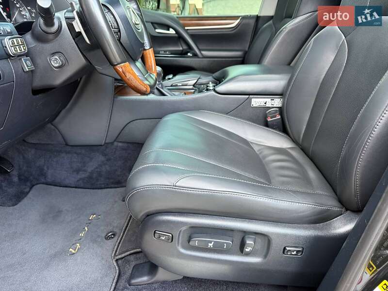 Позашляховик / Кросовер Lexus LX 2016 в Рівному