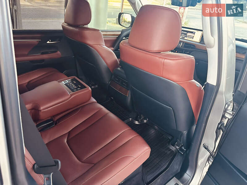 Позашляховик / Кросовер Lexus LX 2016 в Дніпрі