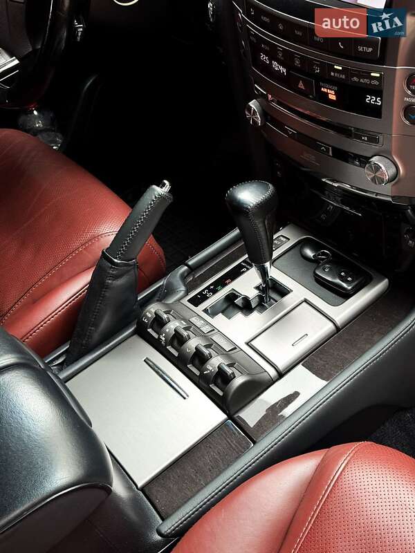 Позашляховик / Кросовер Lexus LX 2015 в Дніпрі