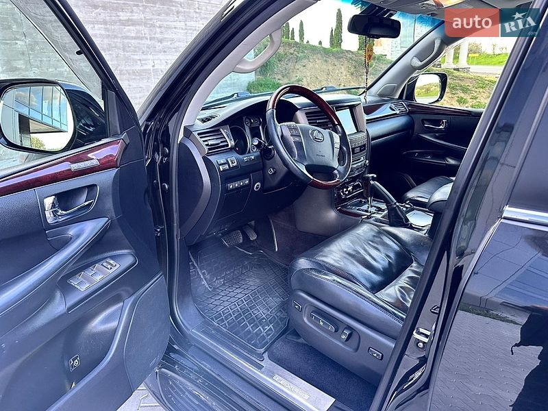 Внедорожник / Кроссовер Lexus LX 2011 в Черновцах