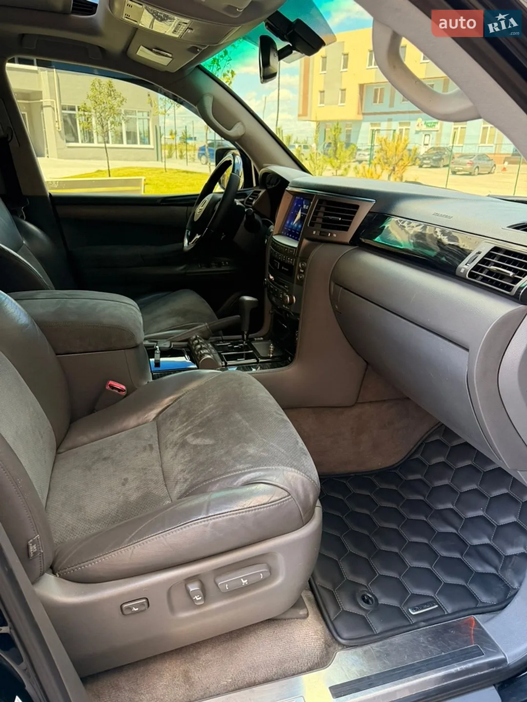 2010 Lexus LX - мініатюра 16