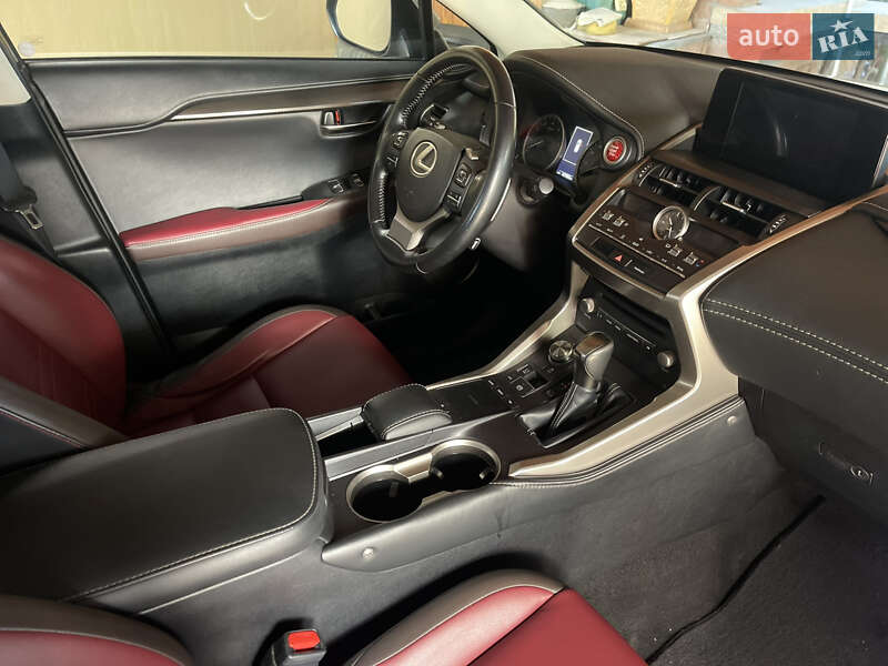 Внедорожник / Кроссовер Lexus NX 2018 в Ужгороде