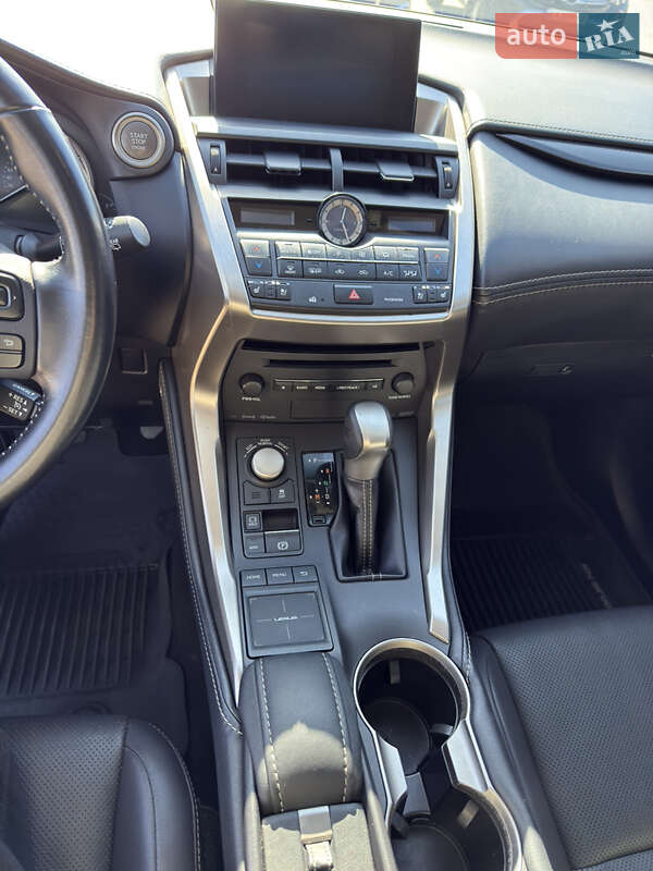 Позашляховик / Кросовер Lexus NX 2016 в Чернівцях