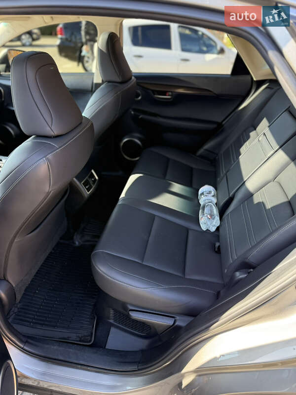 Позашляховик / Кросовер Lexus NX 2016 в Чернівцях