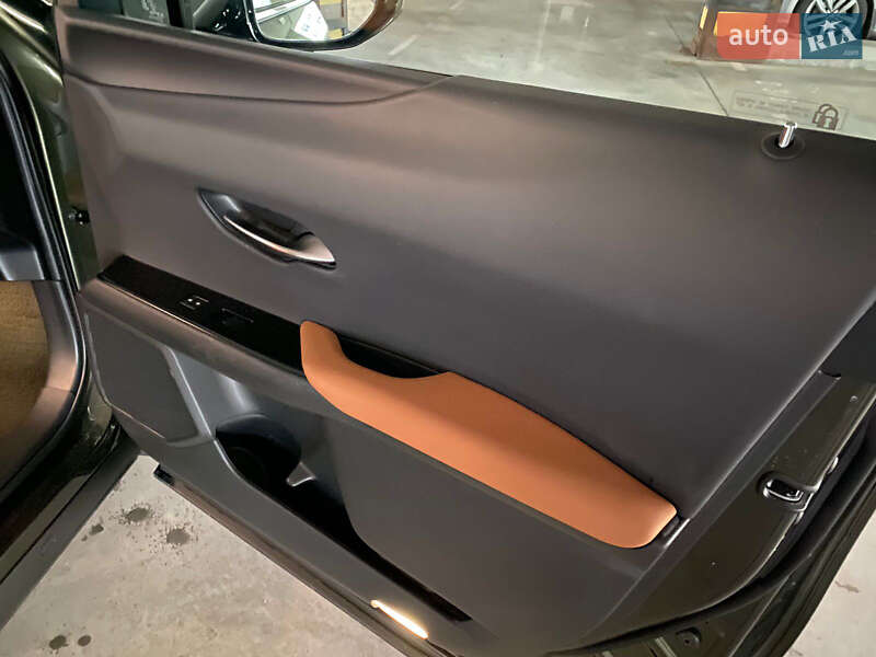 Внедорожник / Кроссовер Lexus UX 2020 в Киеве