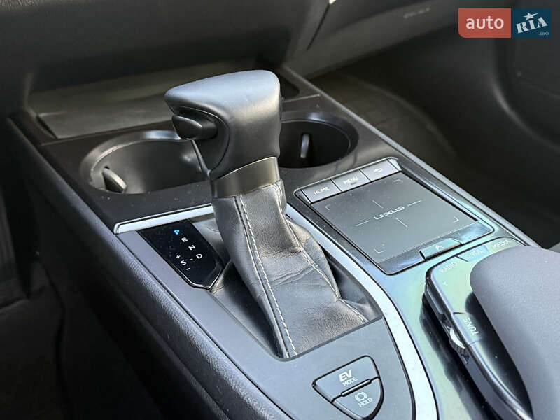 Позашляховик / Кросовер Lexus UX 2020 в Дніпрі