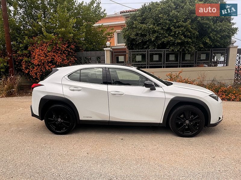 Lexus UX 2021