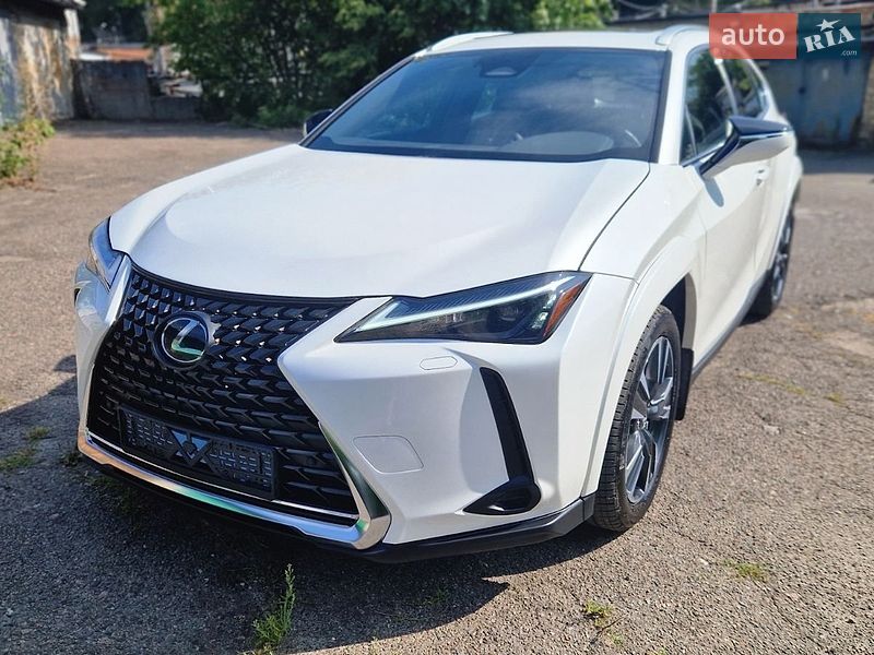Lexus UX 2025