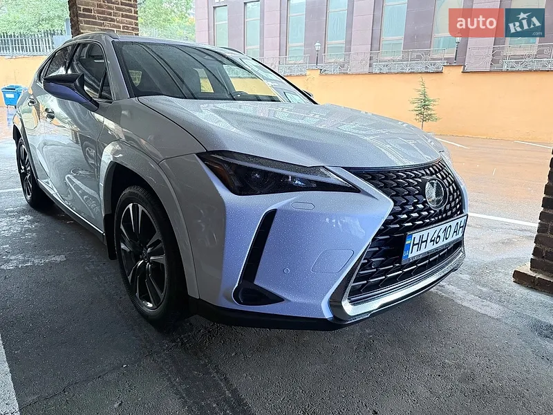 Lexus UX 2025