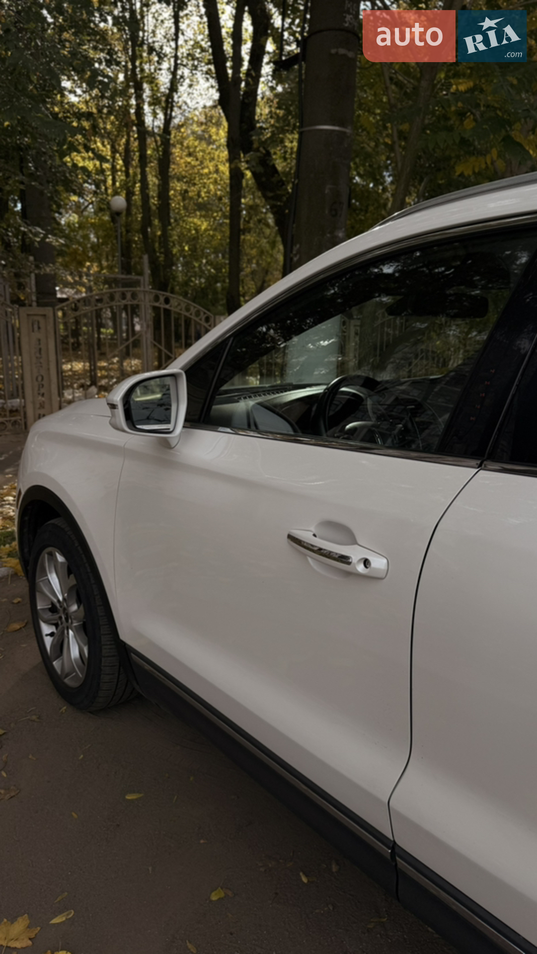 Lincoln MKC 2018 VIN 5LMCJ3D93KUL01810 фото оголошення 4 з 12