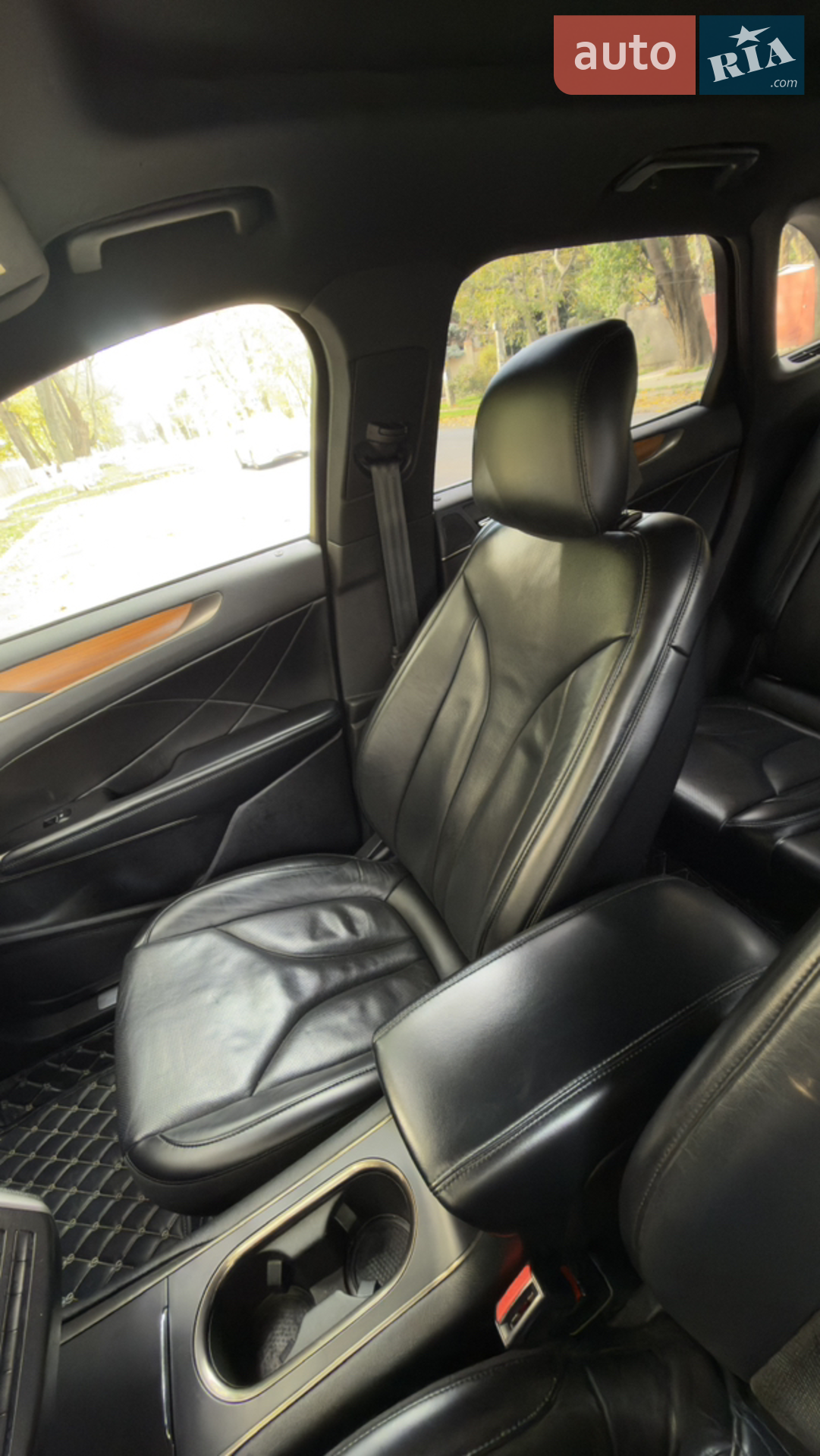 Lincoln MKC 2018 VIN 5LMCJ3D93KUL01810 фото оголошення 8 з 12