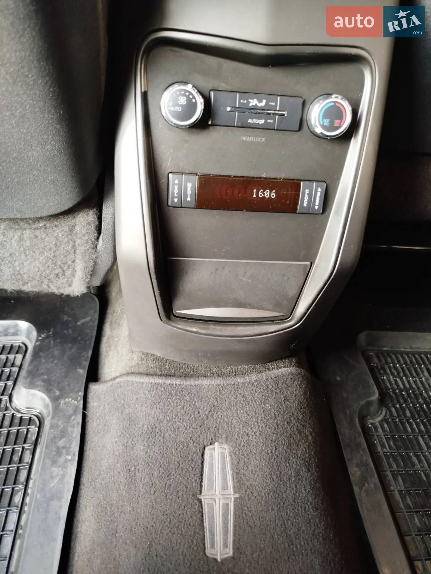 2017 Lincoln MKT - мініатюра 15