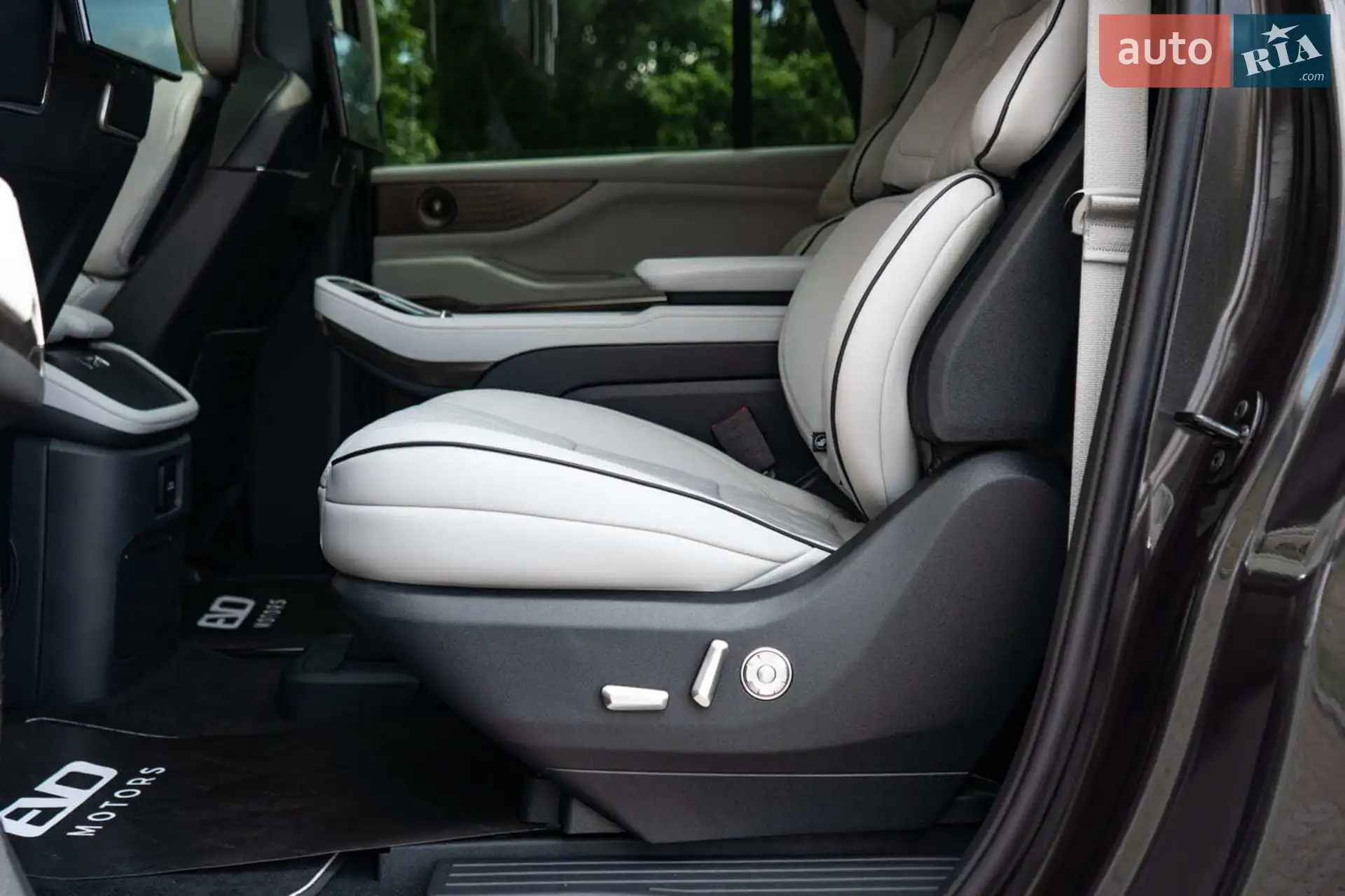 2025 Lincoln Navigator - мініатюра 45