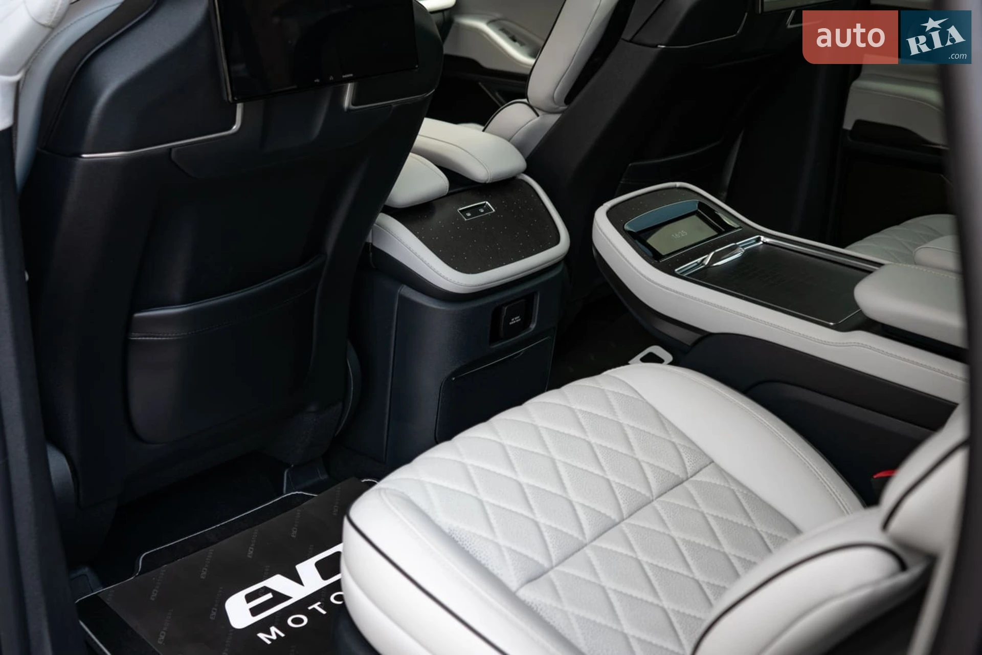 2025 Lincoln Navigator - мініатюра 46