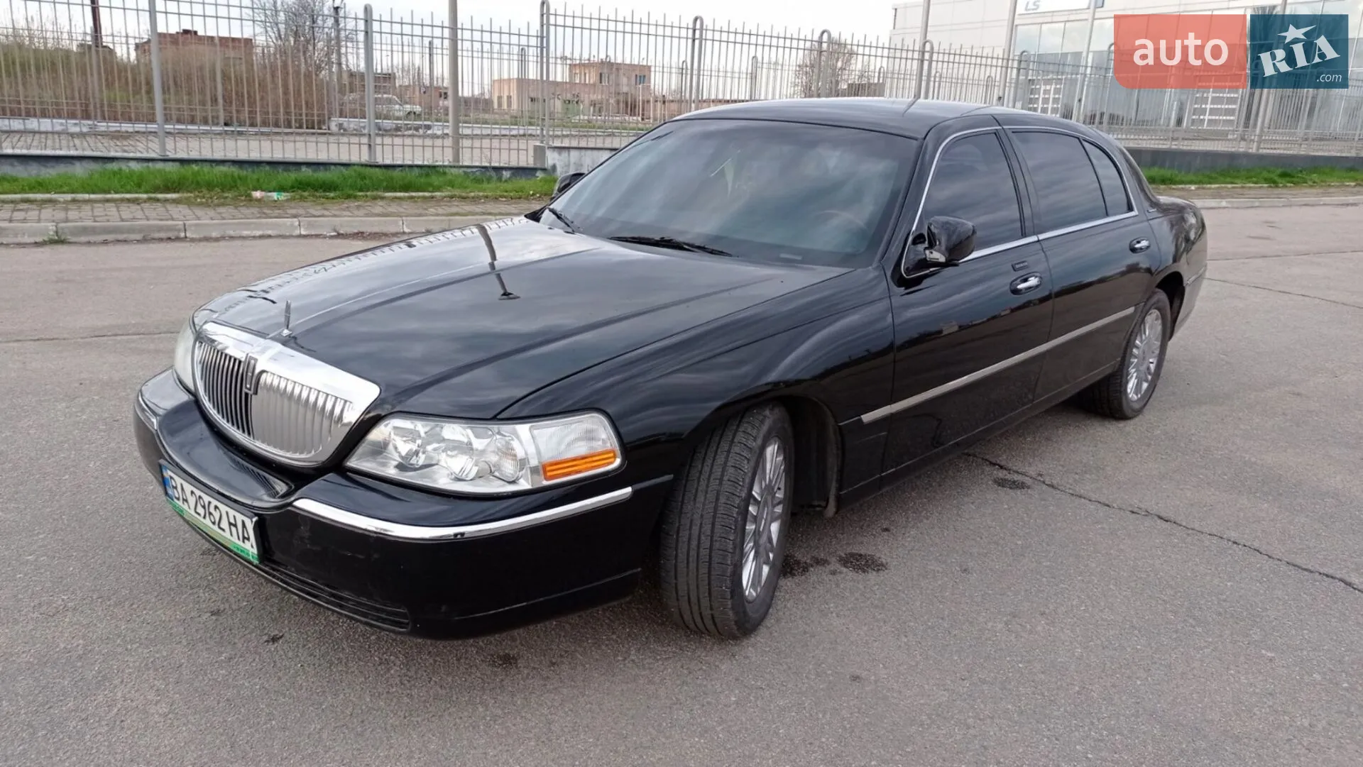 2010 Lincoln Town Car - фото 1