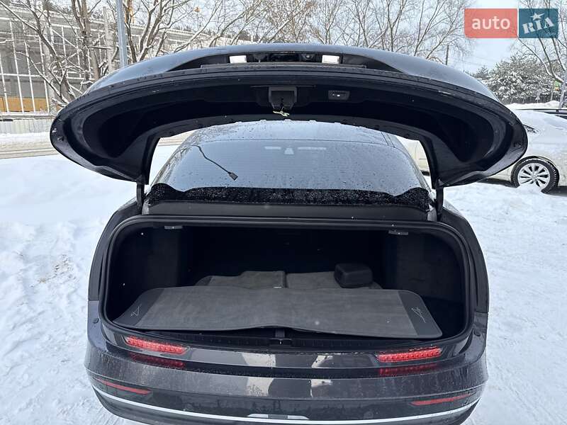 Седан Lucid Air 2023 в Львове