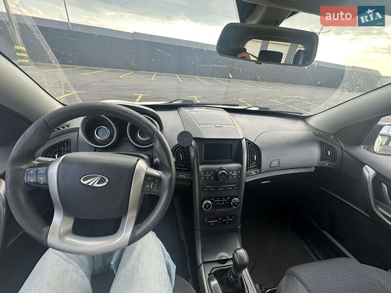 Внедорожник / Кроссовер Mahindra XUV 500 2016 в Киеве