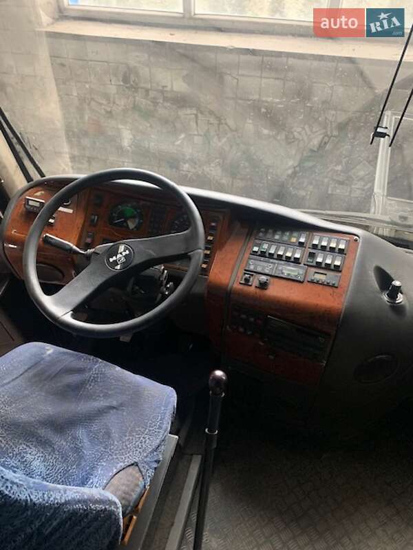Туристический / Междугородний автобус MAN 11.220 2000 в Бучаче