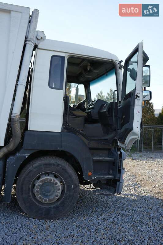 Мусоровоз MAN TGA 2008 в Львове