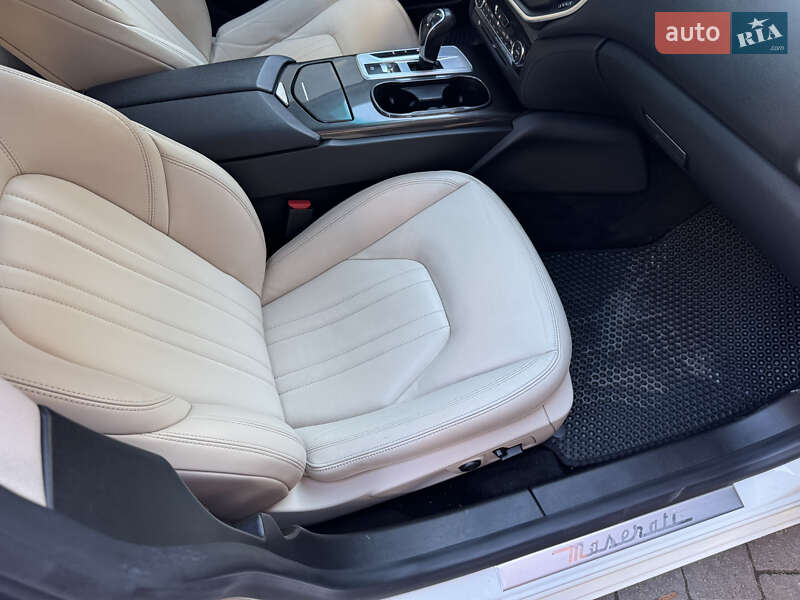 Седан Maserati Ghibli 2014 в Львові